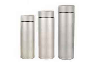 China Double Wall Titanium Insulated Water Bottle Thermos Vacuum Flask Keeps Cold Hot supplier